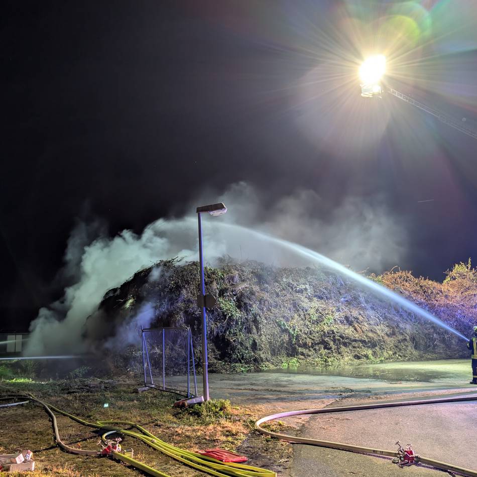Brand in der Nacht zu Samstag: Erneutes Feuer in Erkelenz – Grünannahmestelle brennt