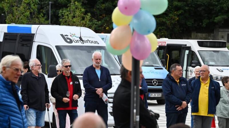Hückeswagener Bürgerbusverein feiert Jubiläum: Neuer Bürgerbus zum 15-jährigen Bestehen