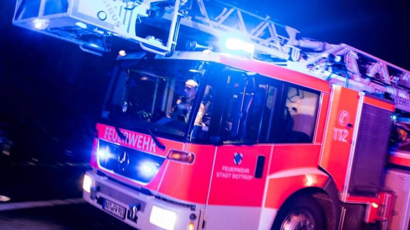 13 Menschen aus Gebäude gerettet: Feuer in Solinger Mehrfamilienhaus – Polizei geht von Brandstiftung aus