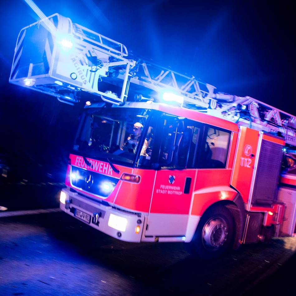 13 Menschen aus Gebäude gerettet: Feuer in Solinger Mehrfamilienhaus – Polizei geht von Brandstiftung aus