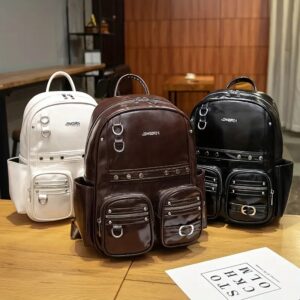 Moderner Damen-Rucksack im Punk-Stil mit Nieten-Details