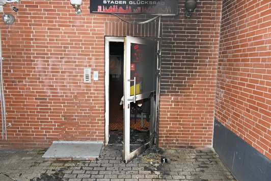 POL-STD: Unbekannte setzen Hintereingang von Stader Spielothek in Brand – Polizei sucht Zeugen, Anhänger in Sauensiek entwendet