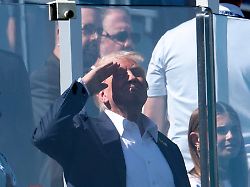 Glanzstart für Golfstars: Donald Trump salutiert beim Ryder Cup und sieht bärenstarkes Europa