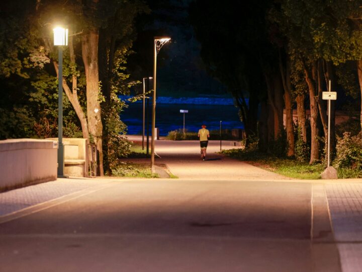 Sexueller Übergriff in Porz-Eil: Mann missbraucht Joggerin – Kölner Polizei sucht Täter mit Phantombild