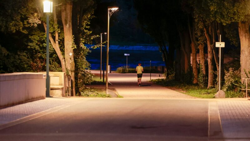 Sexueller Übergriff in Porz-Eil: Mann missbraucht Joggerin – Kölner Polizei sucht Täter mit Phantombild
