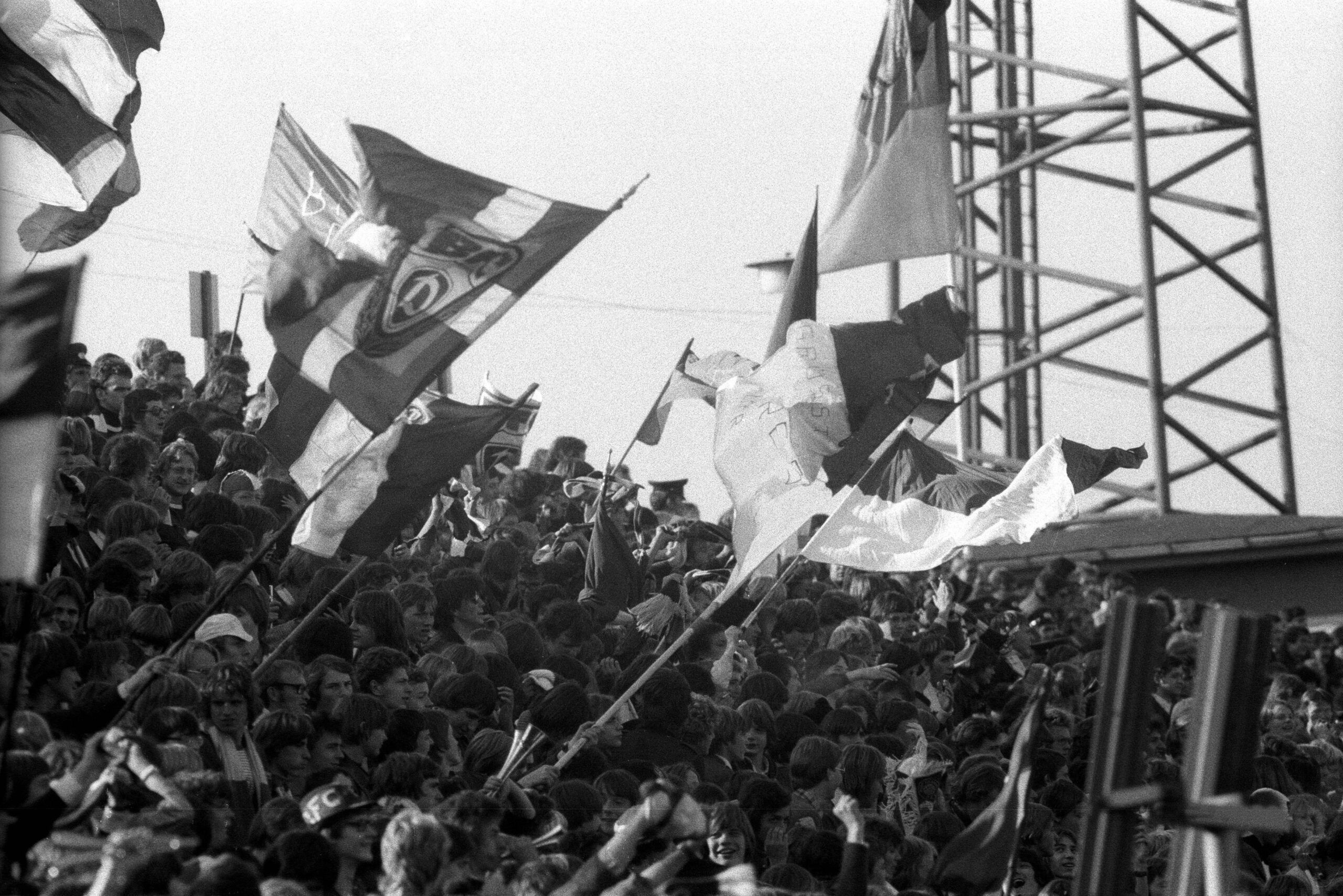 Neue Ausstellung in Köln: Wenn Fußball gefährlich wird – Wie die Stasi Fans als Feinde betrachtete