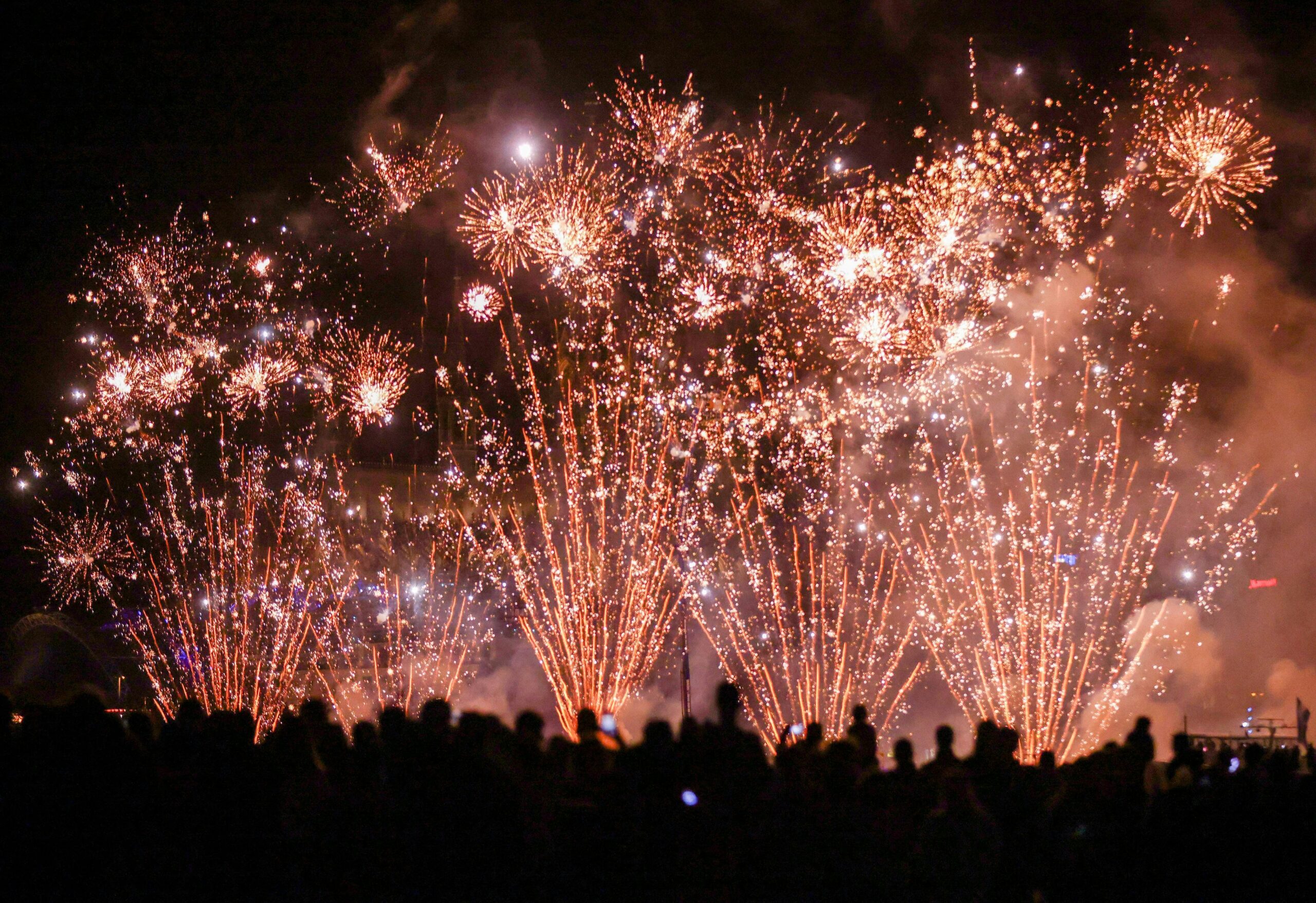 Kölner Lichter: Nach sechsjähriger Pause feierte das musiksynchrone Feuerwerk ein emotionales Comeback