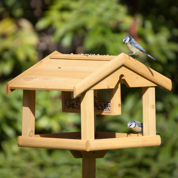 Großes Vogel-Futterhaus aus Holz mit Ständer – Ganzjährige Futterstelle – Bild 5