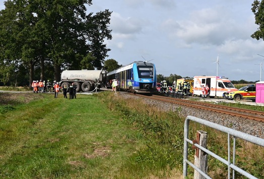 POL-STD: 61-jähriger Traktorfahrer bei Unfall mit Zug schwer verletzt – Bahnstrecke Buxtehude- Bremervörde voll gesperrt
