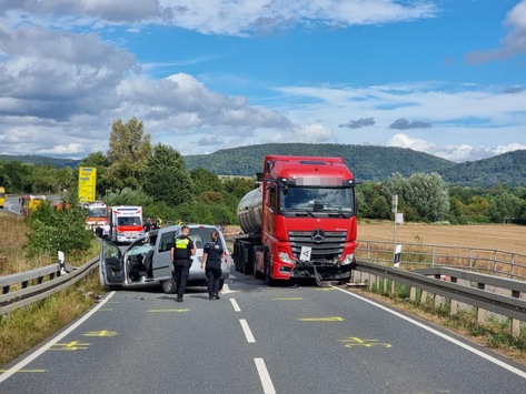 POL-HM: Zeugenaufruf: Tödlicher Unfall durch Zusammenstoß zwischen Sattelzug und Pkw