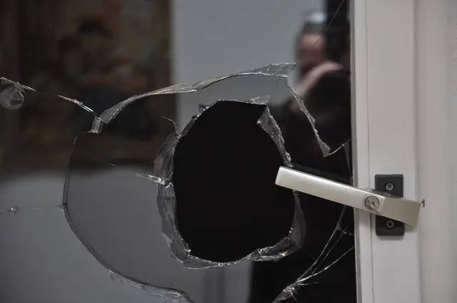 Täter schlagen Scheibe ein und lösen Alarm aus