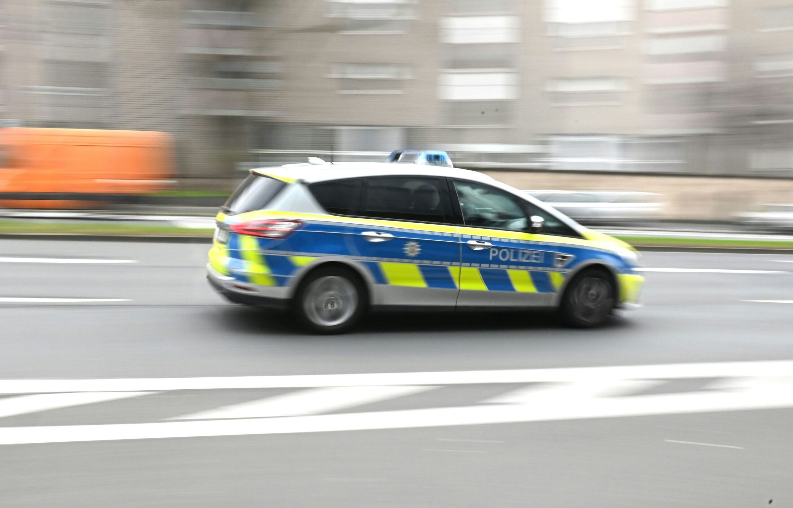 Reifen zerstochen, Scheiben eingeschlagen: Über 50 Autos in Rodenkirchen beschädigt – Polizei nimmt Mann fest