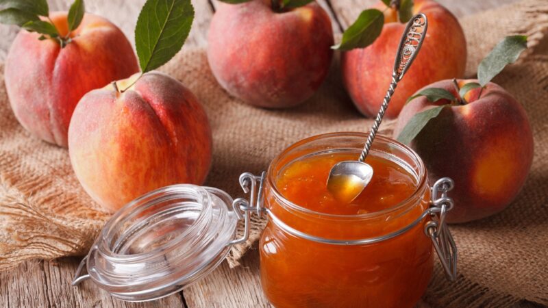 Verhindert ein Silberlöffel beim Marmeladeeinfüllen das Zerspringen des Glases?