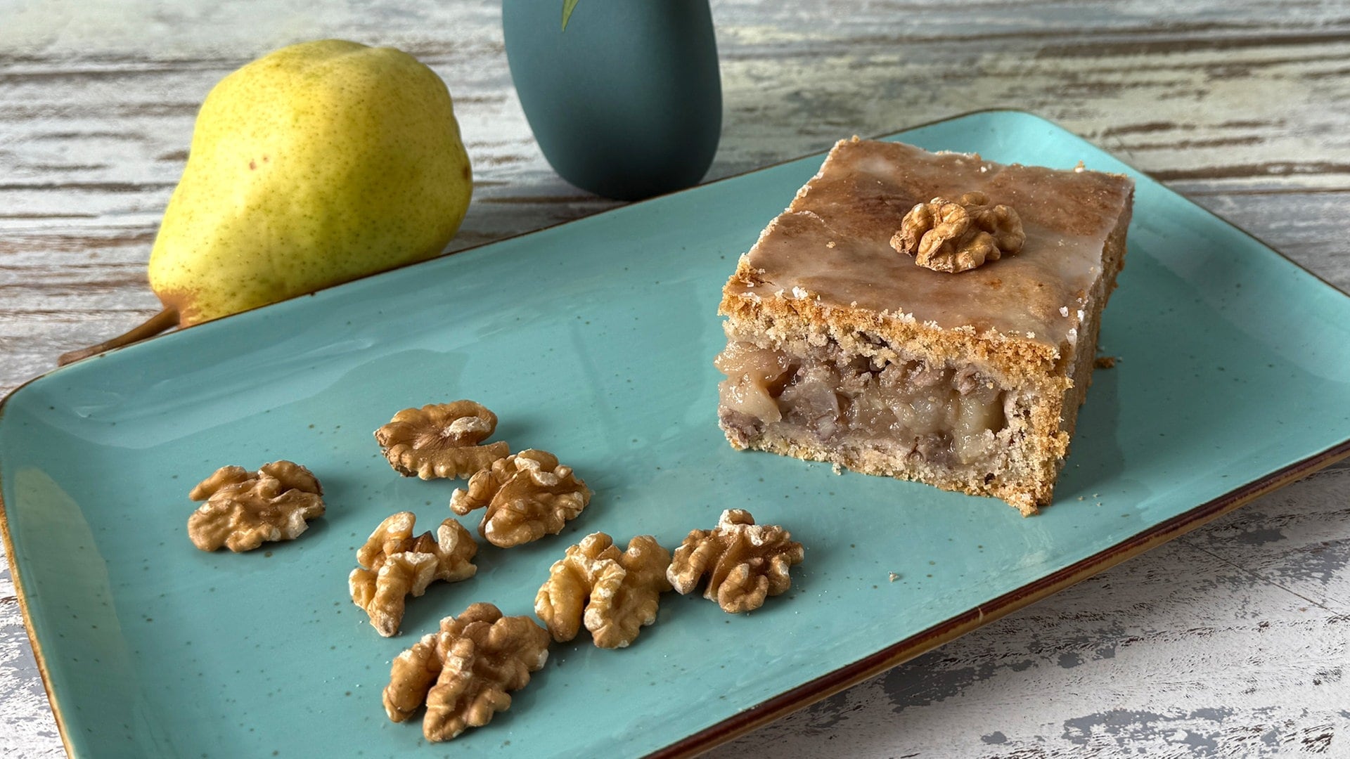 Gedeckter Birnen-Walnuss-Kuchen