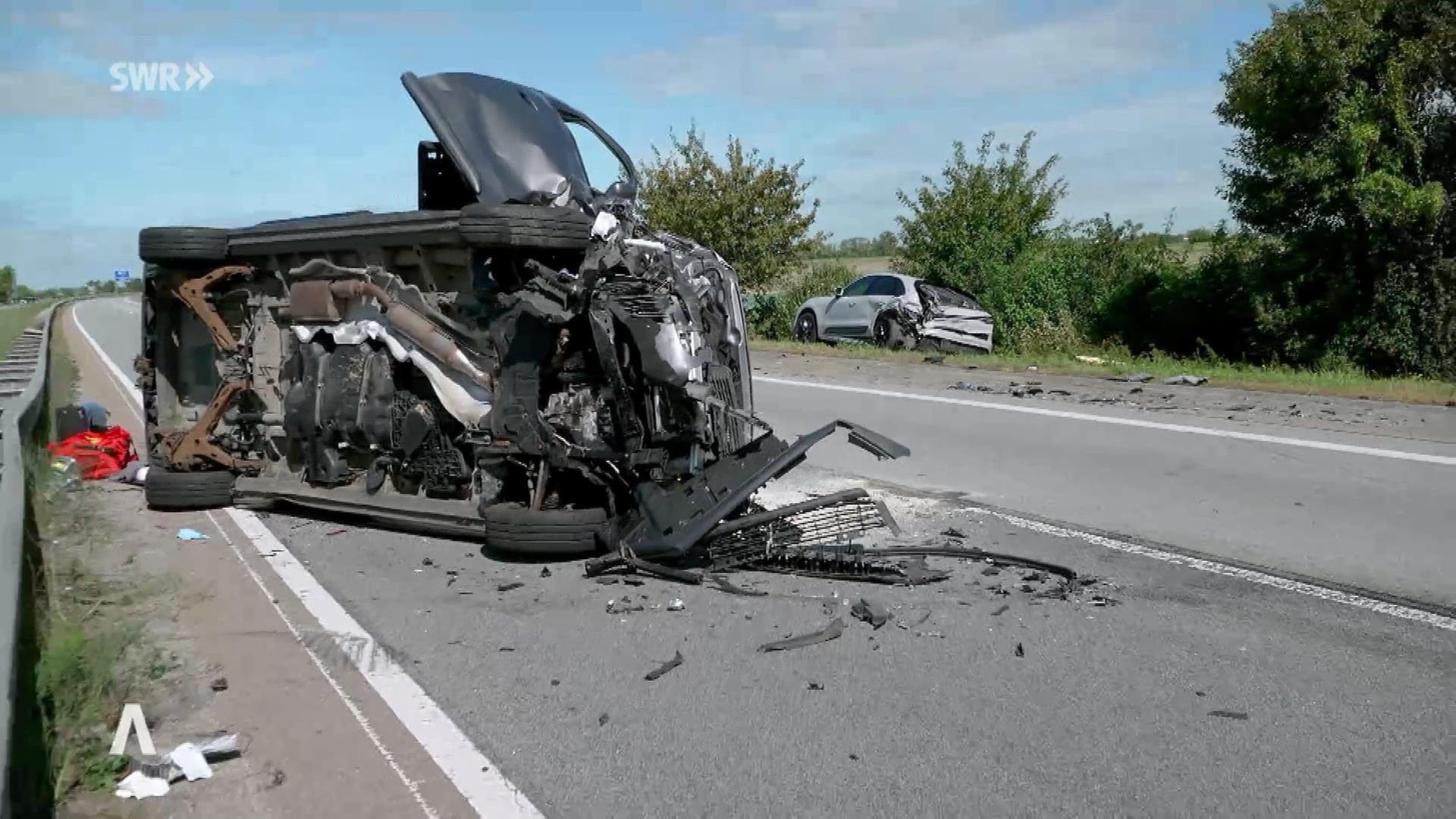 ++ Auto rast durch Rettungsgasse ++ Beifahrer zieht Handbremse und verursacht Unfall ++ Pokalgegner für Mainz 05 und FCK ++