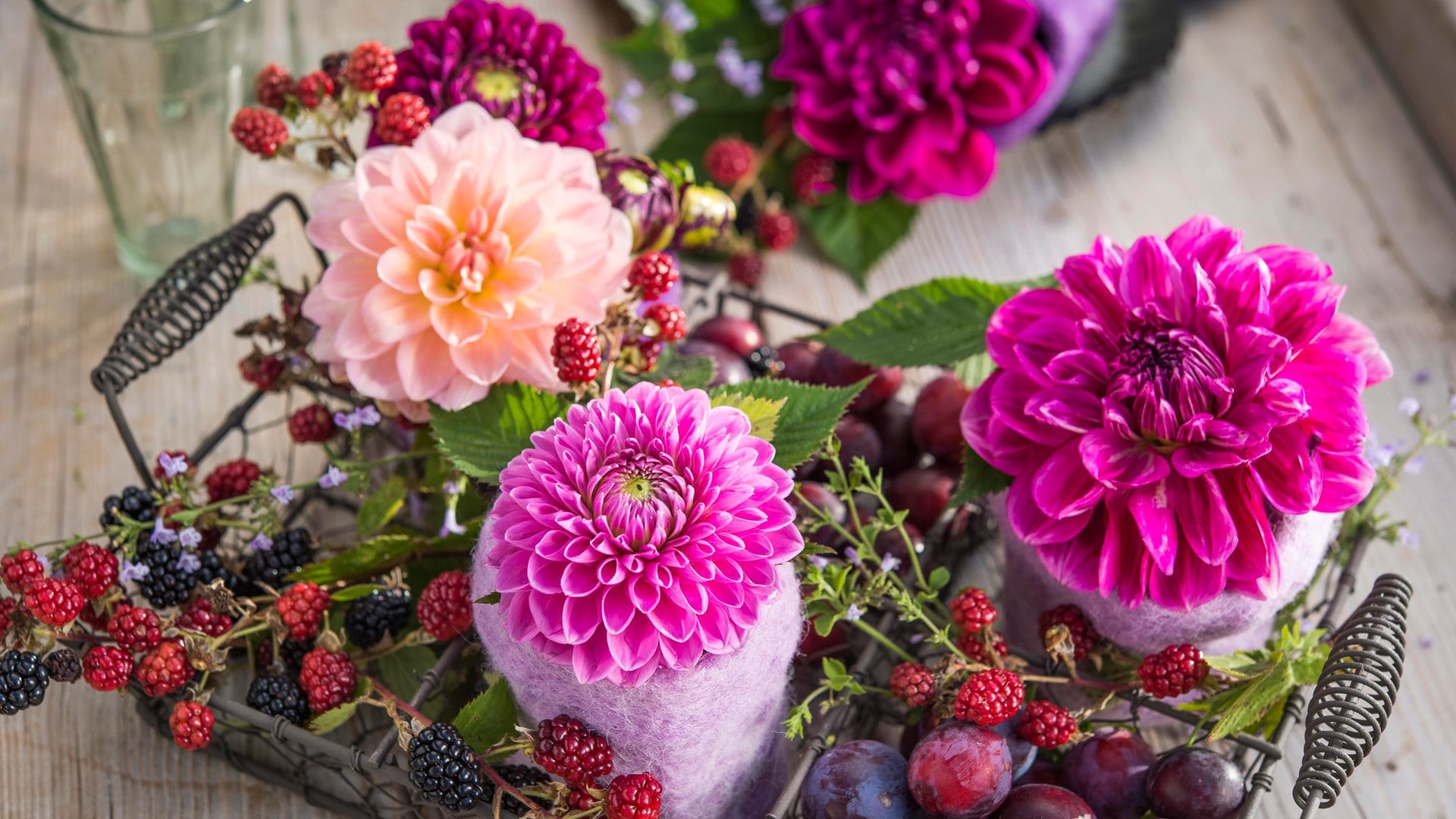 Blumige Deko für den Spätsommer mit Hortensien und Dahlien