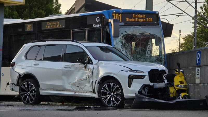 Linienbus rammt sechs Autos – Fahrer schwer verletzt