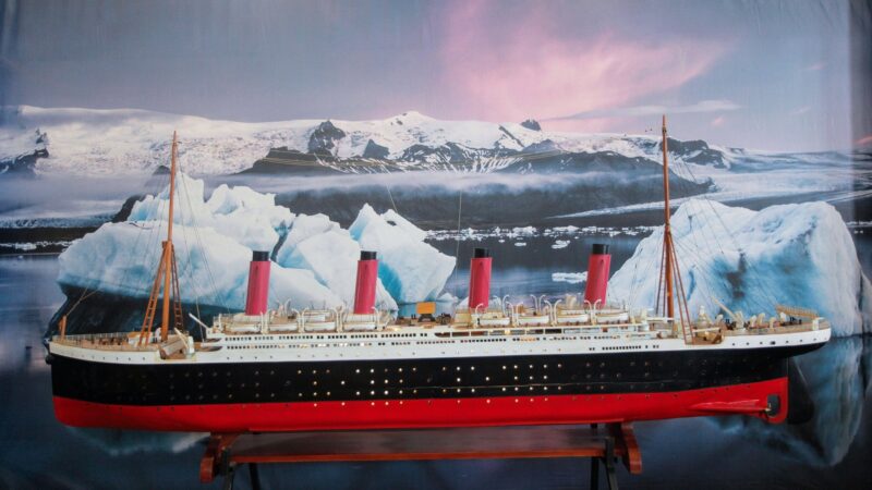 Wie misst man das Gewicht eines Schiffes – beispielsweise der „Titanic“?