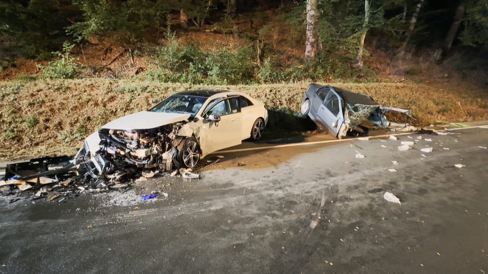 Unfall im Rhein-Lahn-Kreis: Auto in zwei Hälften gerissen