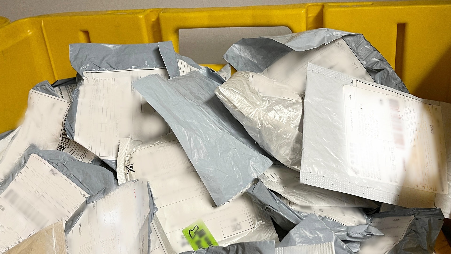 Saatgut-Invasion? Zehntausende finden unbestellte Tüten in der Post 📫