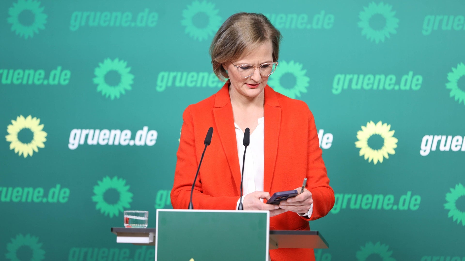 Auch Grünen-Co-Chefin Brantner will Altersgrenze bei TikTok und Co.