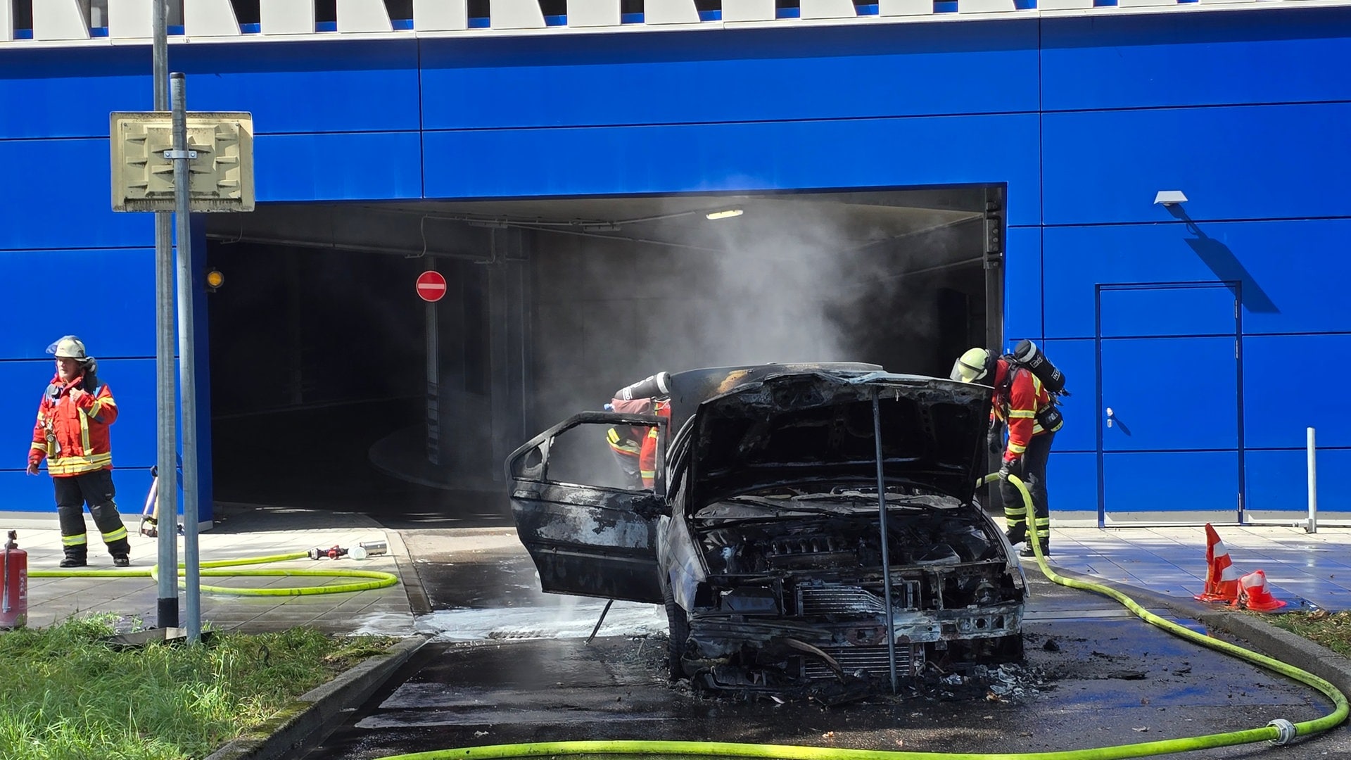 Möbelhaus in Karlsruhe wegen brennendem Auto evakuiert