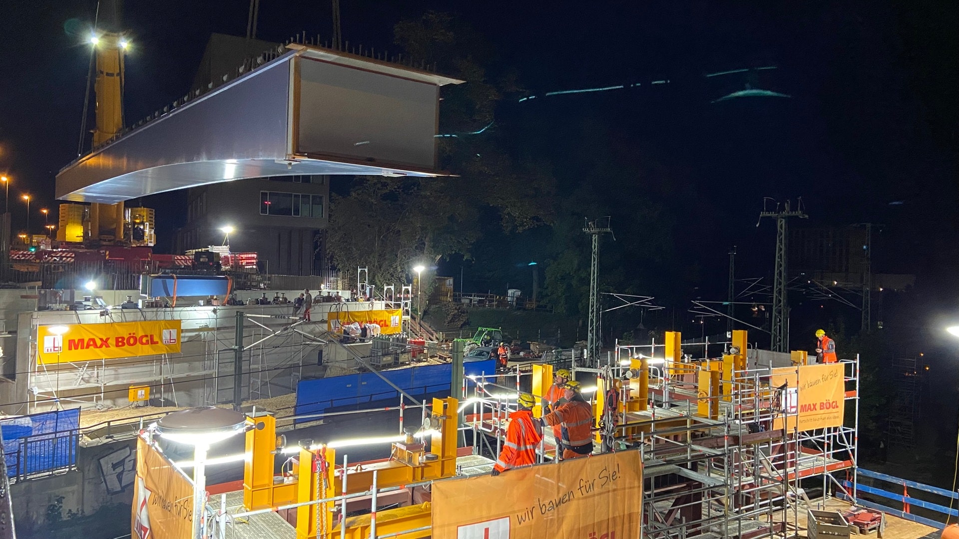 Gigantische Stahlträger eingebaut: Zwei Nächte Schwerstarbeit an der Adenauerbrücke