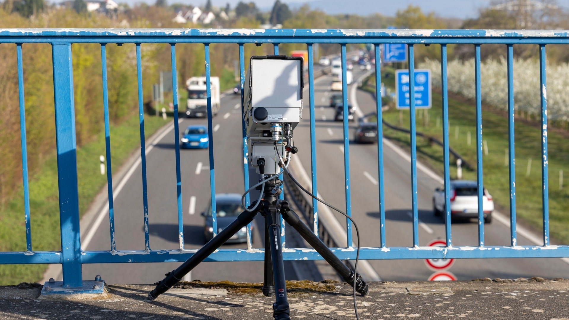 Handy am Steuer – Monocam „blitzt“ fast 450 Menschen in Rheinhessen