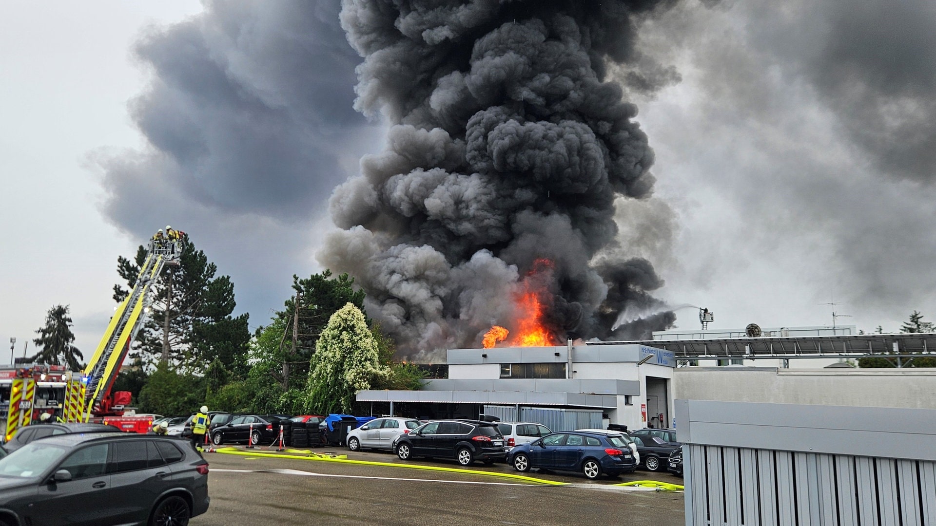Großbrand in Autowerkstatt im Rems-Murr-Kreis gelöscht
