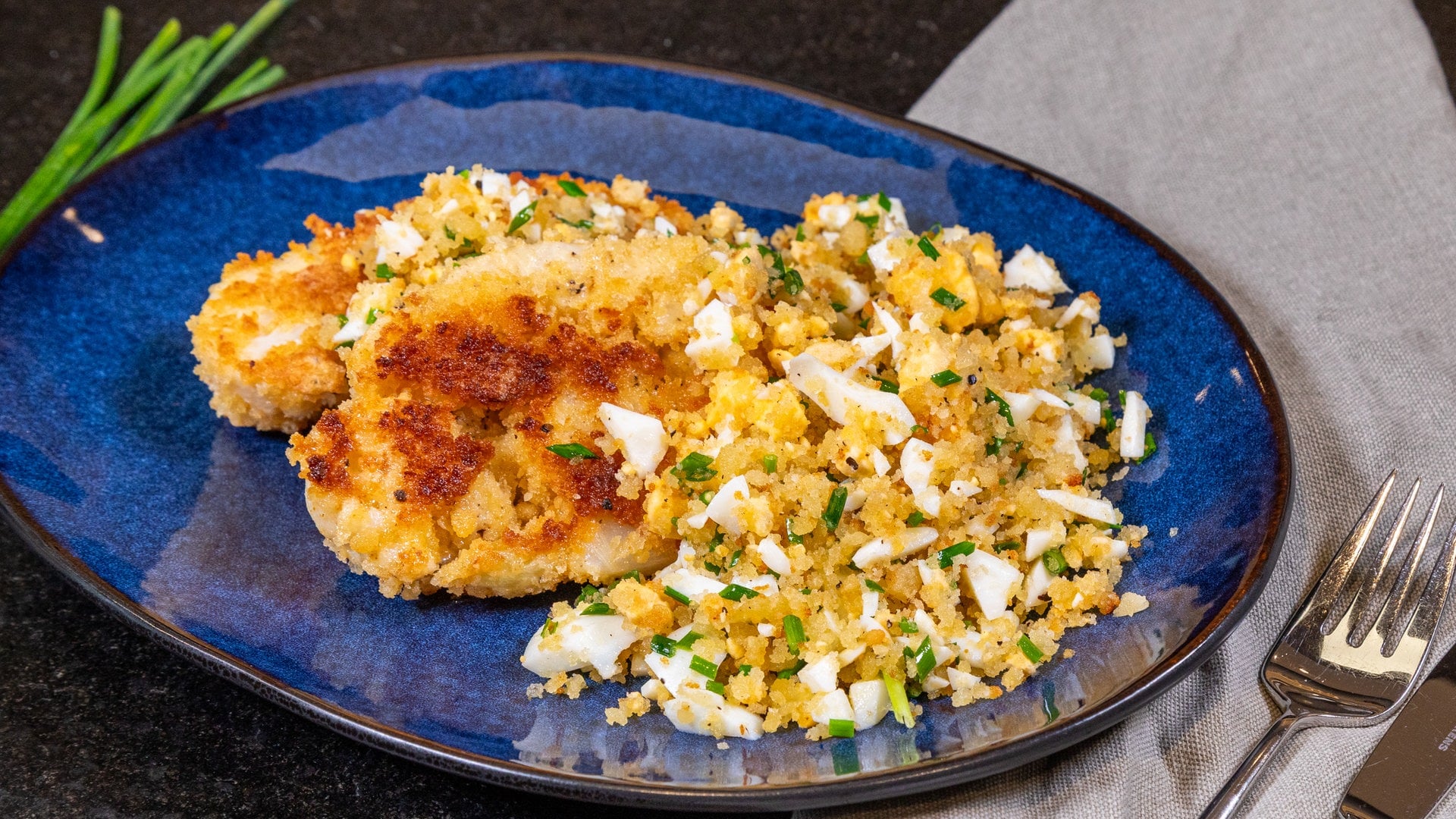 Knusprig und vegetarisch: Schnitzel aus Blumenkohl mit Ei-Brösel-Garnitur