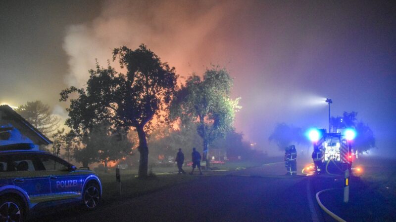 Millionenschaden bei Scheunenbrand in Rot am See: Dutzende Tiere verendet