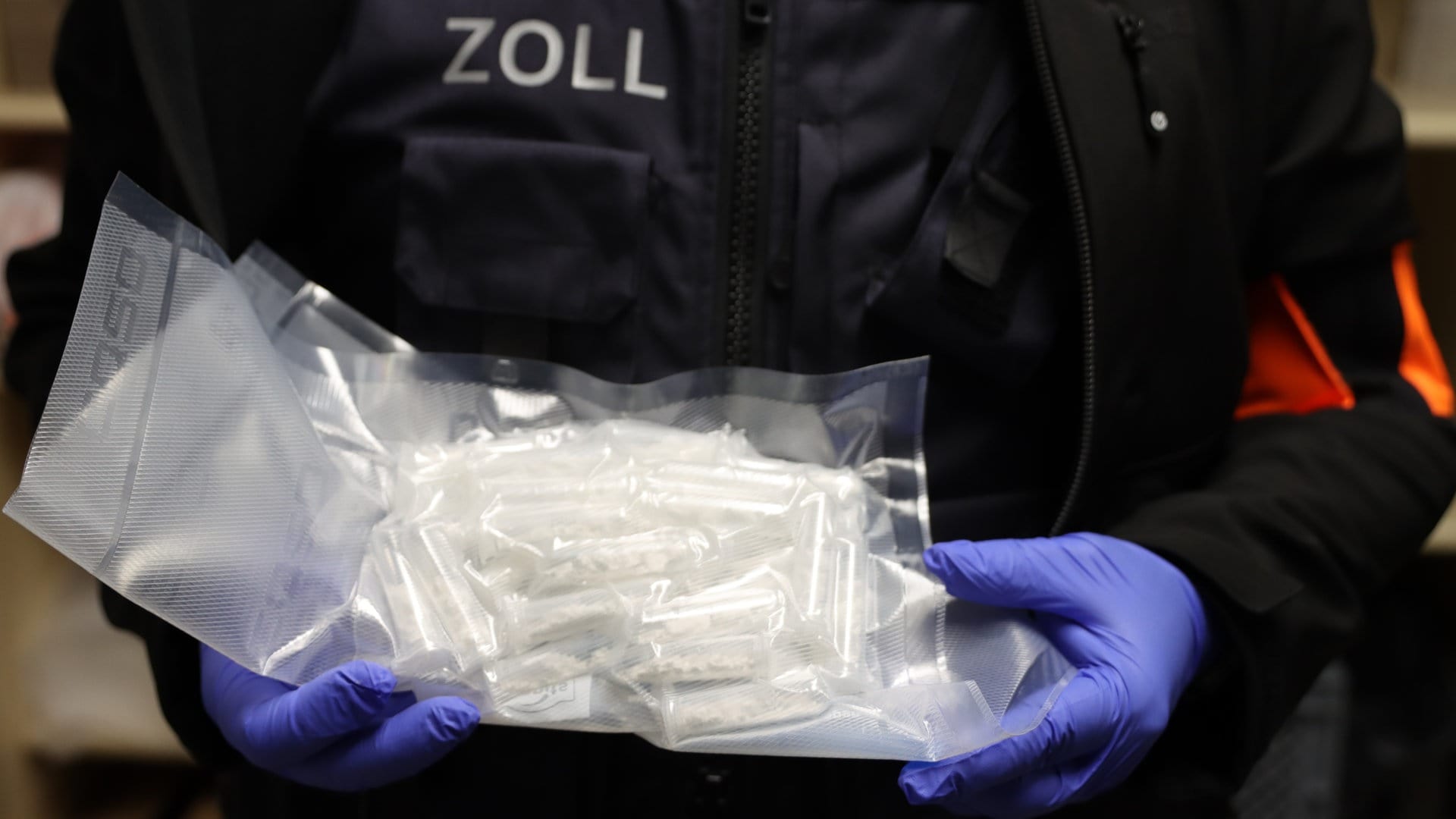 Drogen übers Darknet verkauft? Polizei nimmt vier Personen fest