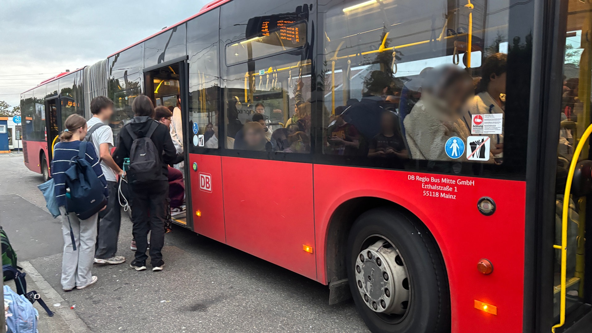 Ärger um Busse zur Schule im Rhein-Pfalz-Kreis: Busse kommen zu spät, gar nicht oder sind überfüllt