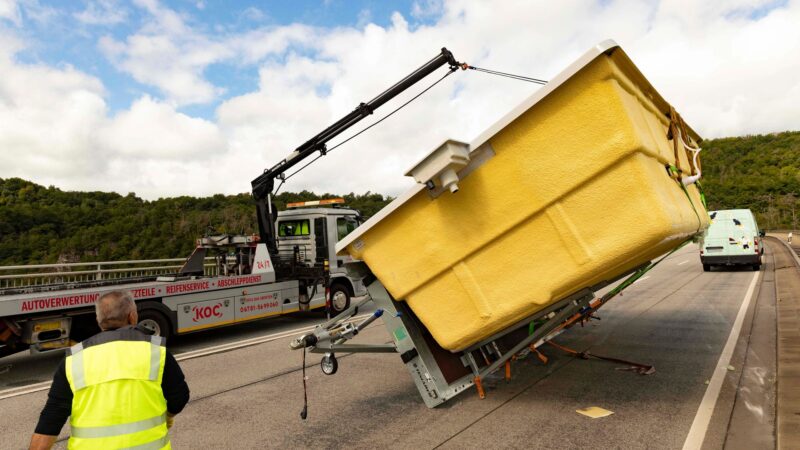 Unfall mit umgekipptem Pool sorgt für Verkehrschaos bei Idar-Oberstein