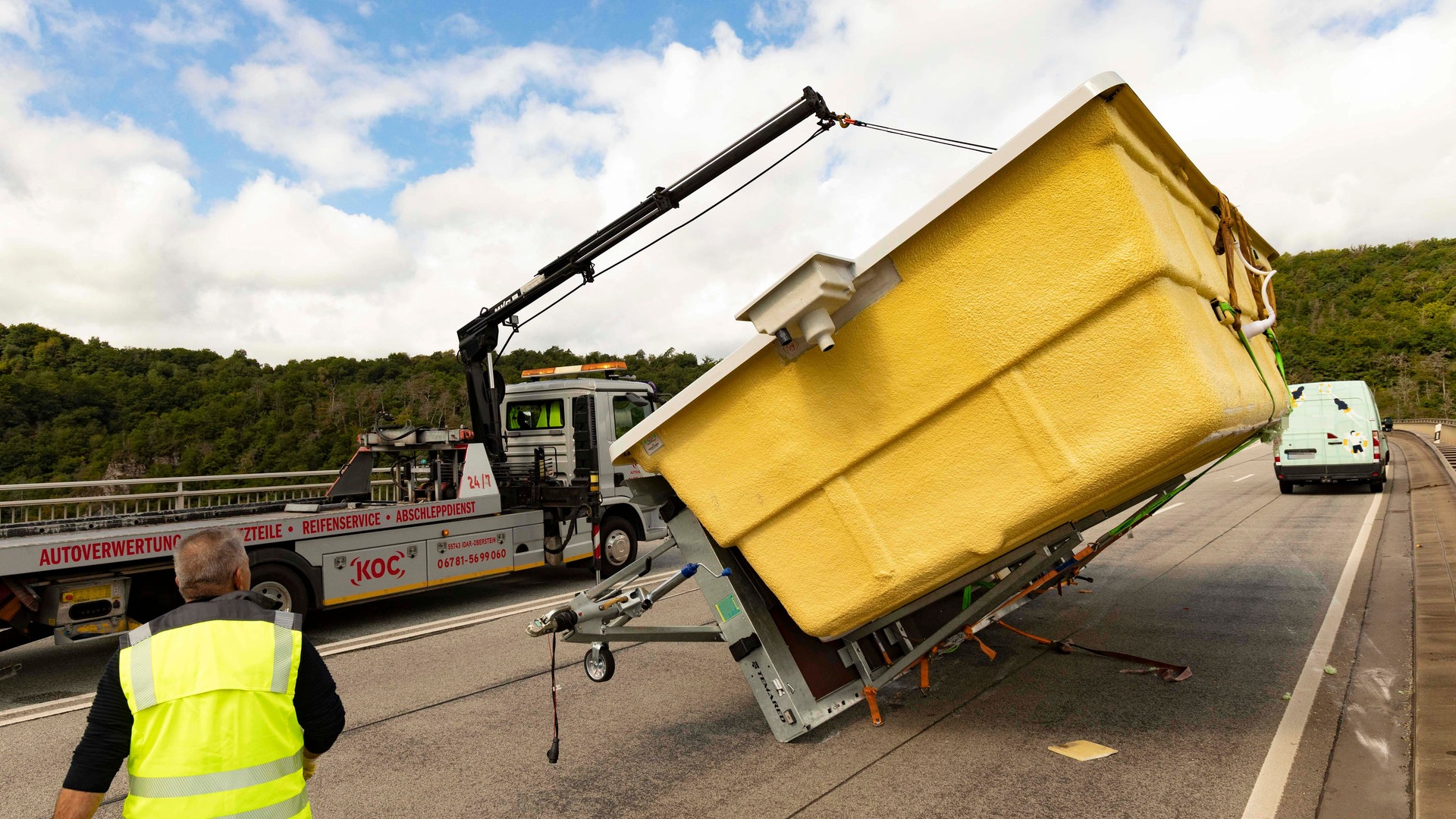 Unfall mit umgekipptem Pool sorgt für Verkehrschaos bei Idar-Oberstein