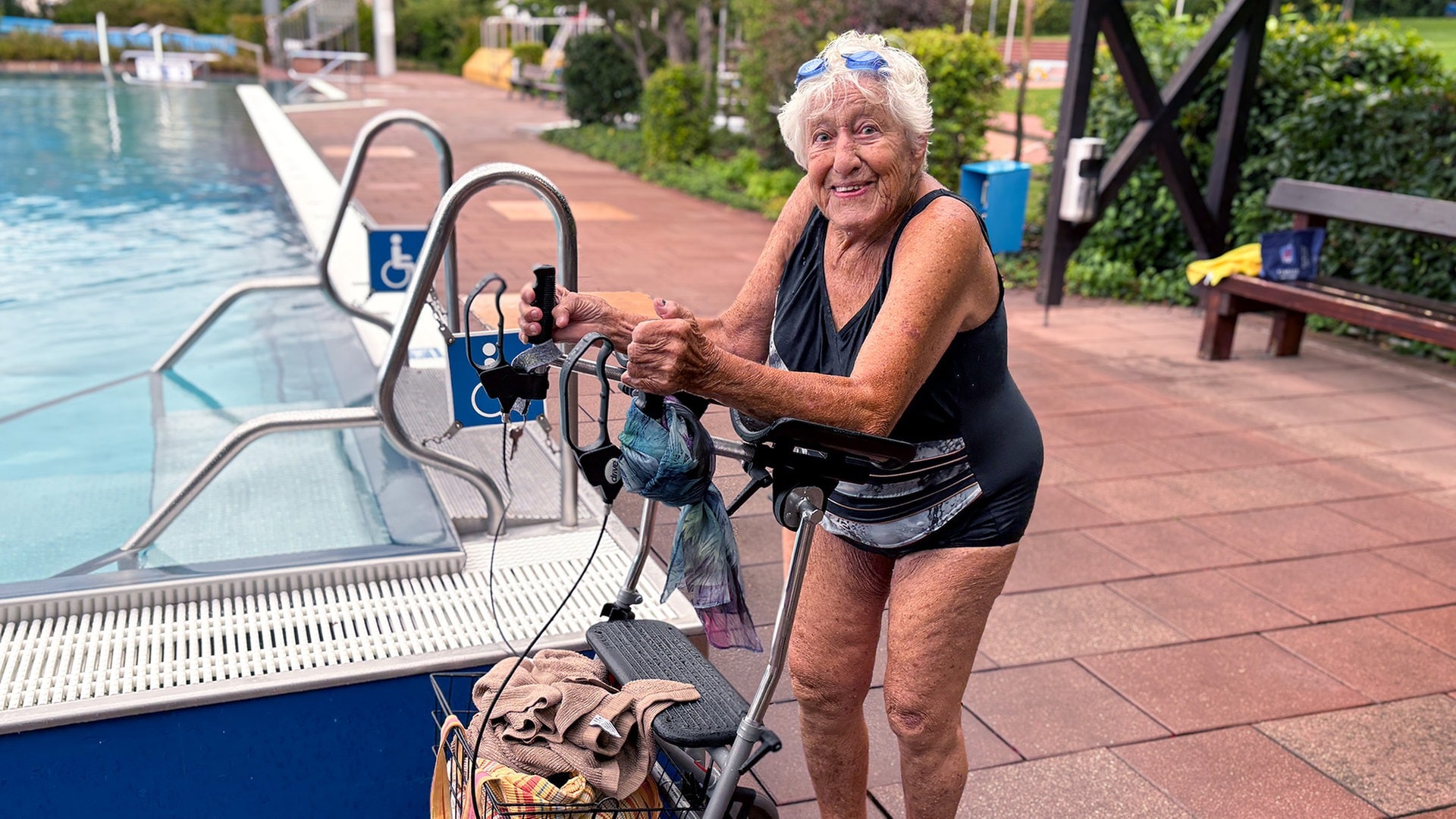 Mit 101 noch täglich im Freibad: Darum schwimmt Else seit Jahrzehnten