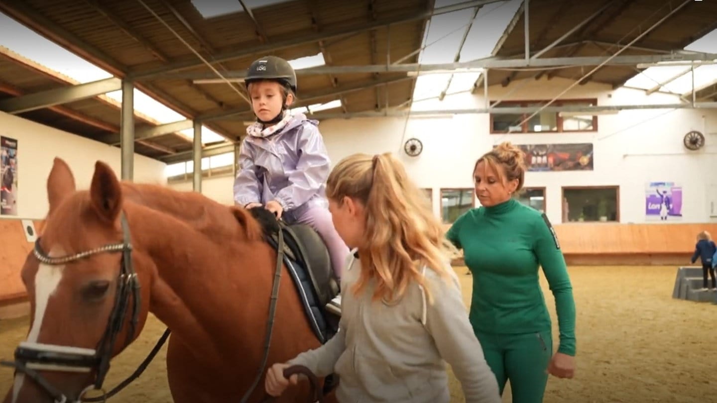 „Es ist toll“ – Kitagruppe zu Besuch bei Olympiasiegerin Dorothee Schneider