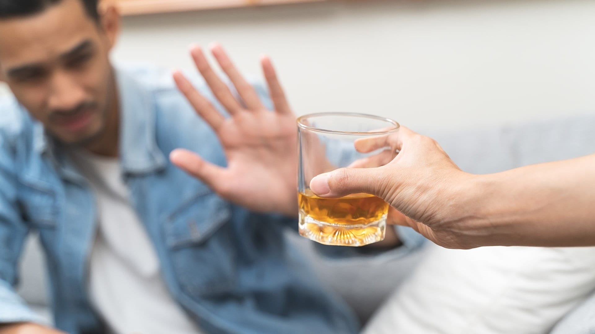 Du willst keinen Alkohol trinken? 3 schlagfertige Sprüche, um cool zu reagieren
