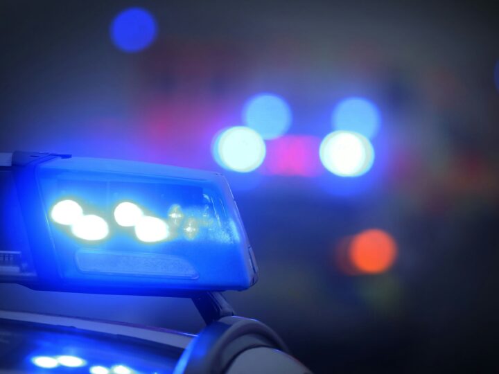 Unfall in Köln-Lindenthal: Bahn erfasst Pkw auf Aachener Straße – Feuerwehr befreit Kind und Fahrerin