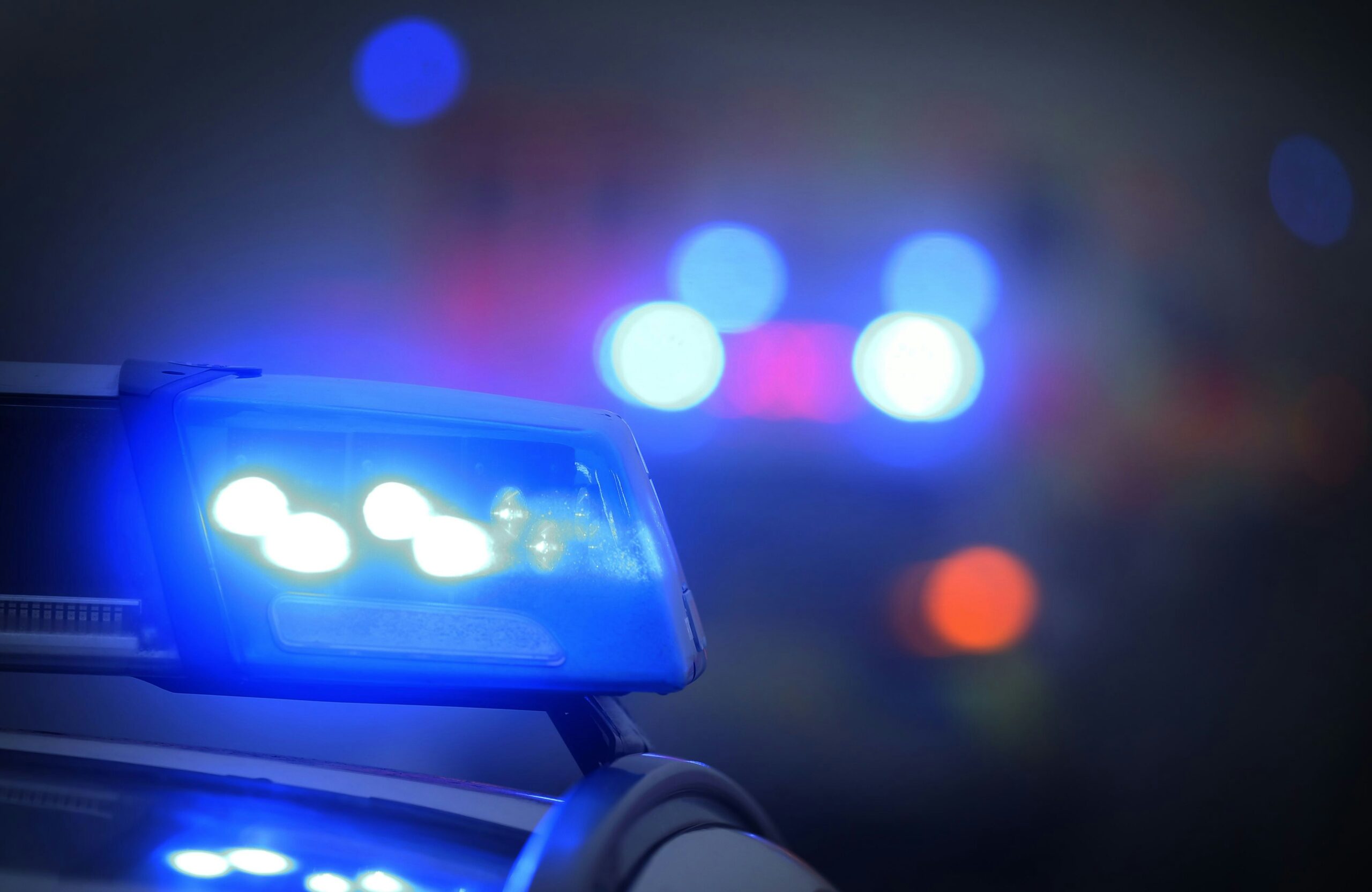 Unfall in Köln-Lindenthal: Bahn erfasst Pkw auf Aachener Straße – Feuerwehr befreit Kind und Fahrerin