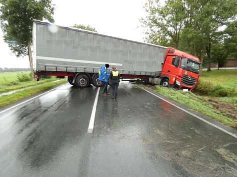 POL-CUX: Sattelzug verunfallt auf der B495 im Bereich Lamstedt-Hollnseth und blockiert die Fahrbahn – aufwändige Bergung (Foto im Anhang)