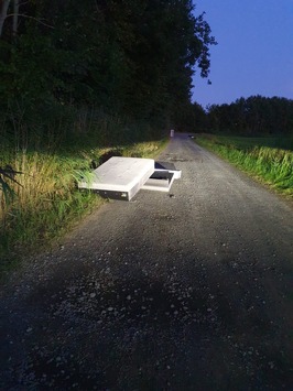 POL-CUX: Illegale Abfallentsorgung in Loxstedt-Fleeste – Zeugenaufruf (Foto im Anhang)