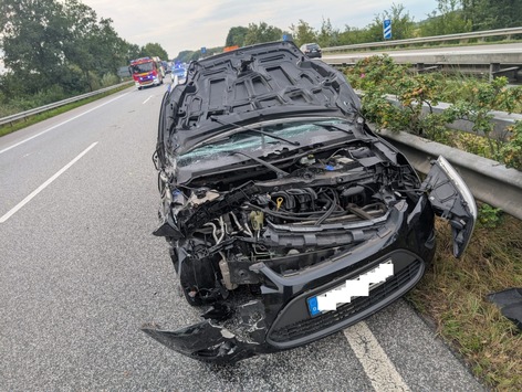 POL-CUX: Verkehrsunfall zwischen PKW und LKW auf der BAB27 im Bereich Stotel – eine Person leicht verletzt – kurzfristige Vollsperrung (Foto im Anhang)