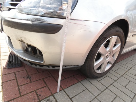 POL-CUX: Verkehrsunfallflucht auf Parkplatz eines Möbelhauses in Lamstedt – Zeugenaufruf (Foto im Anhang)