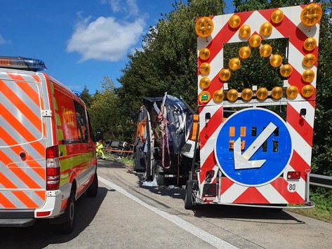 FW VG Asbach: LKW Unfall auf der A3 / 2 Leichtverletzte – lange Vollsperrung der Autobahn