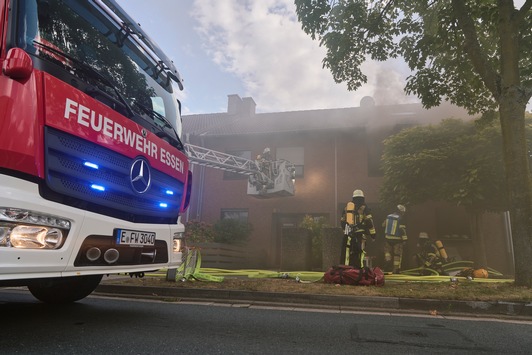 FW-E: Ausgedehnter Kellerbrand in einem Einfamilienhaus