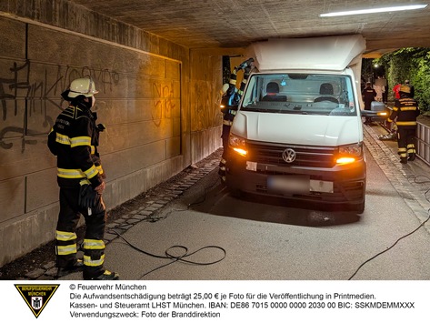 FW-M: Transporter steckt in Unterführung fest (Untermenzing)