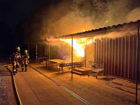 FW-E: Containerbrand auf Sportplatz an der Seumannstraße – drei Container zerstört