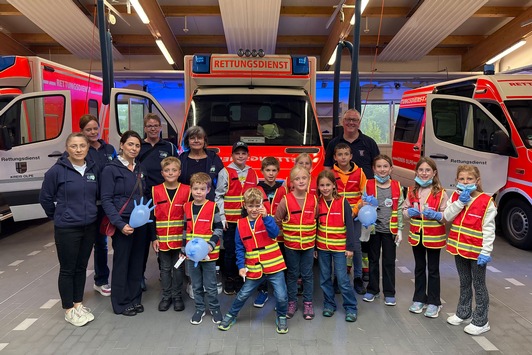 FW Finnentrop: Lenhauser Löschkids besuchen Rettungswache Finnentrop