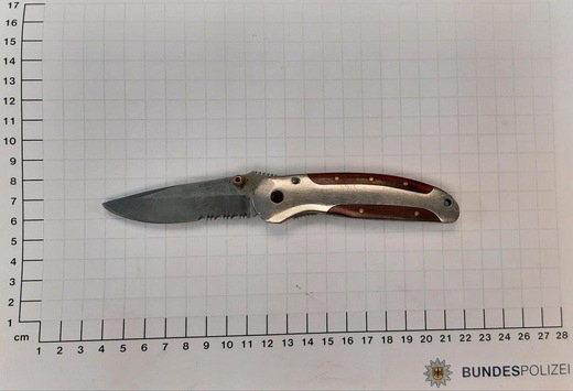 BPOL NRW: Pfefferspray, Marihuana und Einhandmesser: Bundespolizei beschlagnahmt Messer